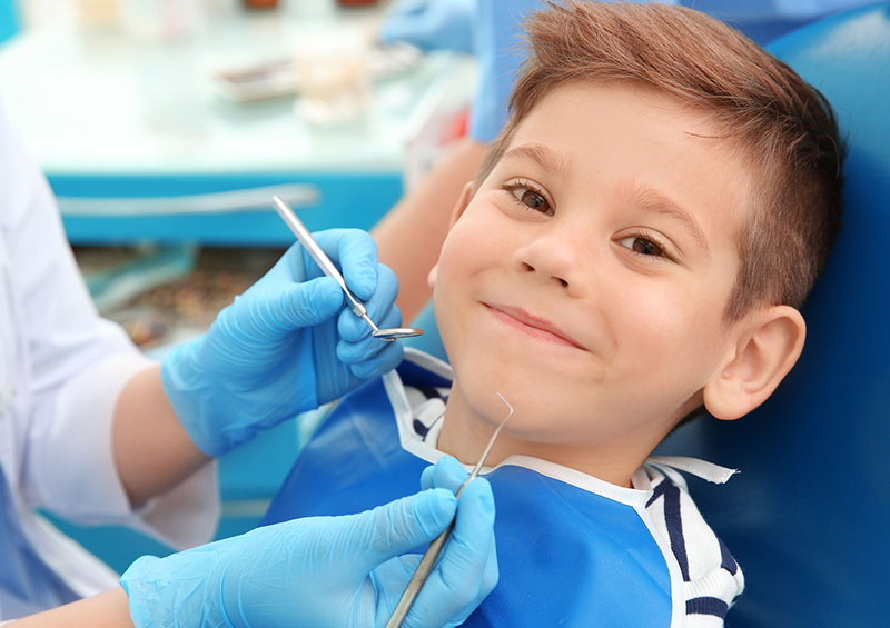 Bambino dal dentista